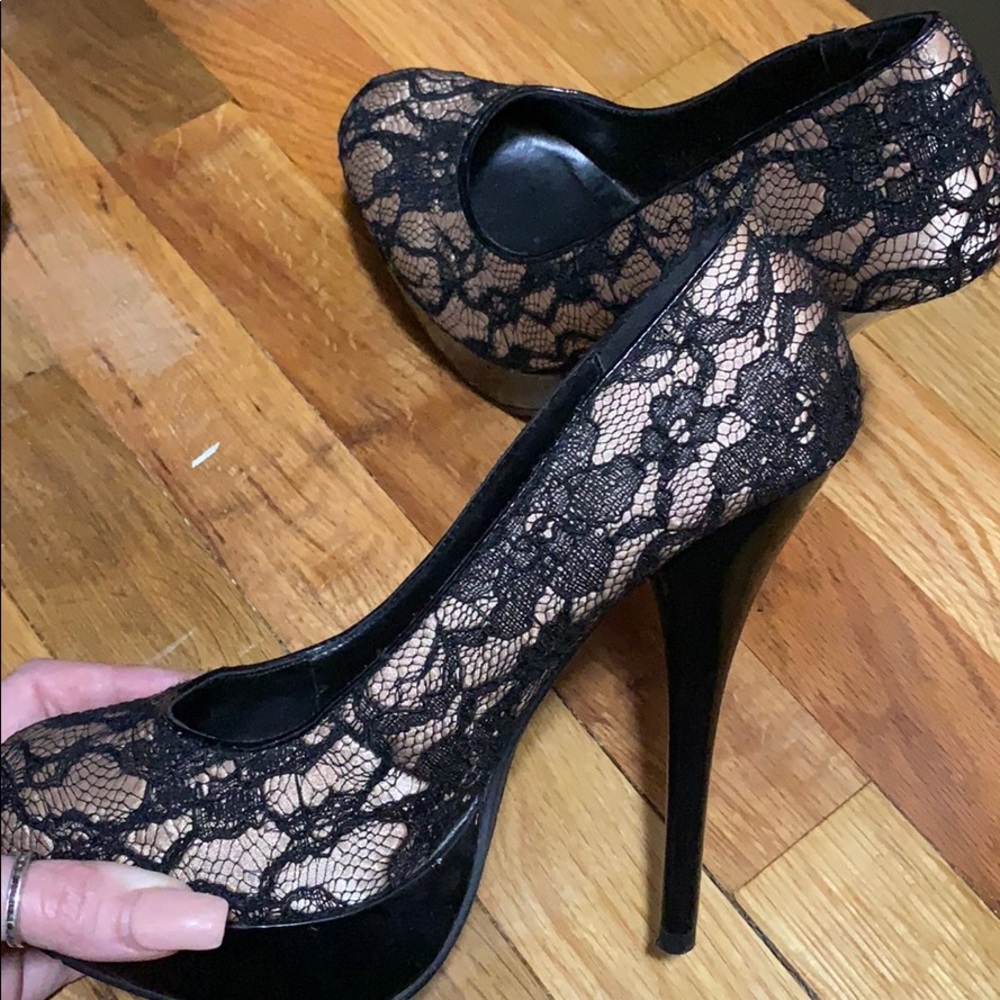 Laced pumps